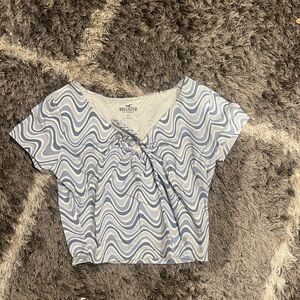 Hollister blue wave ring link cropped top.
